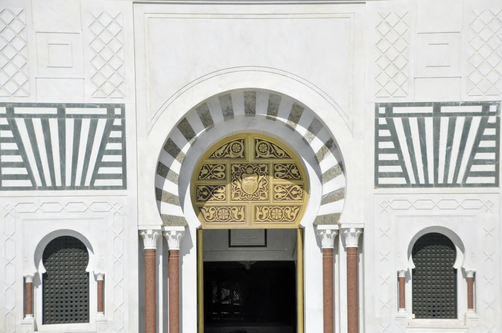 Façade blanche à arc doré de style tunisien