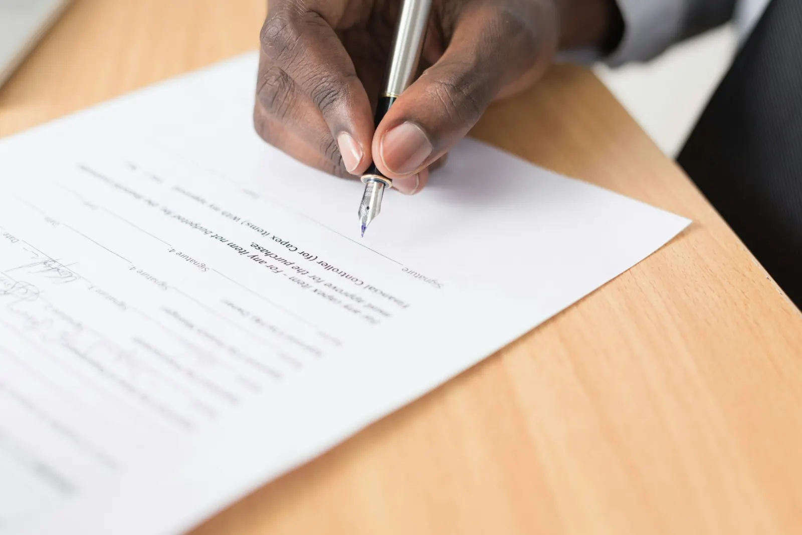 Signature d’un contrat au stylo-plume
