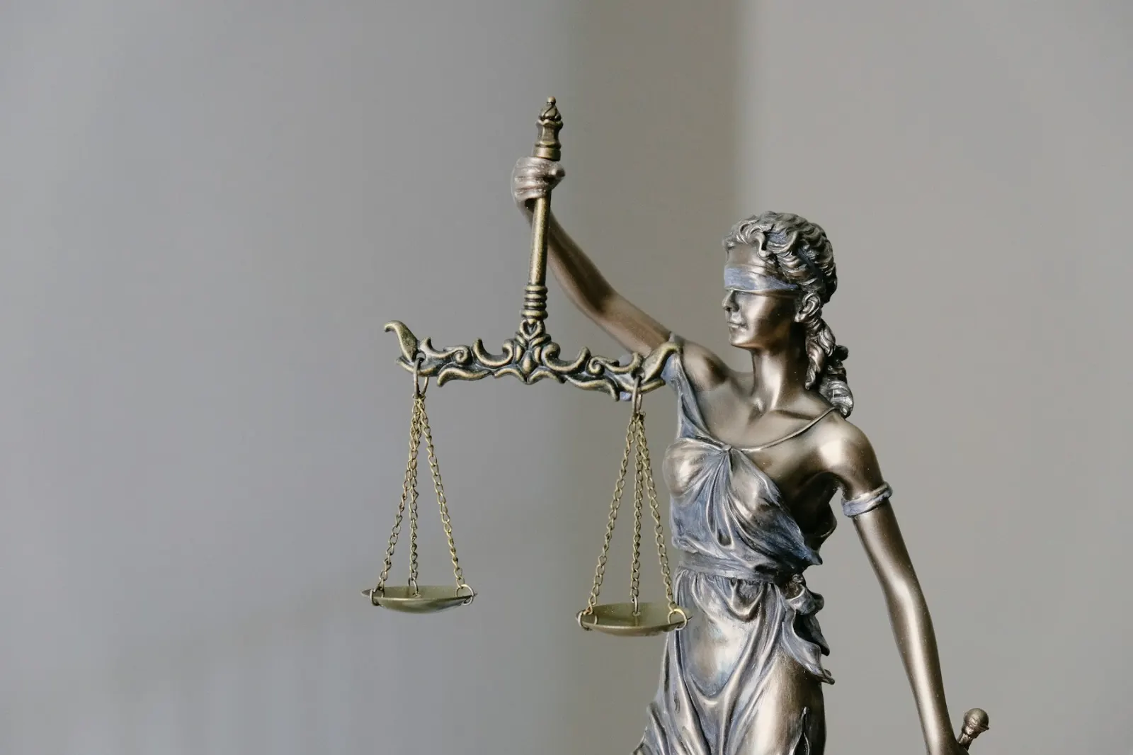 Statue de la Justice tenant une balance