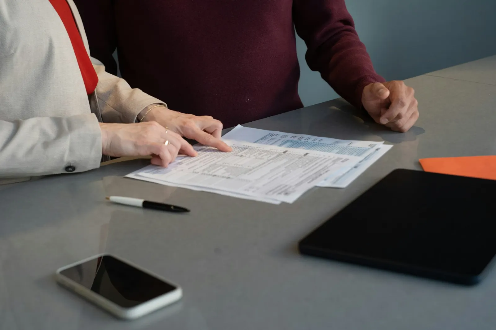 Deux personnes examinant des documents sur une table